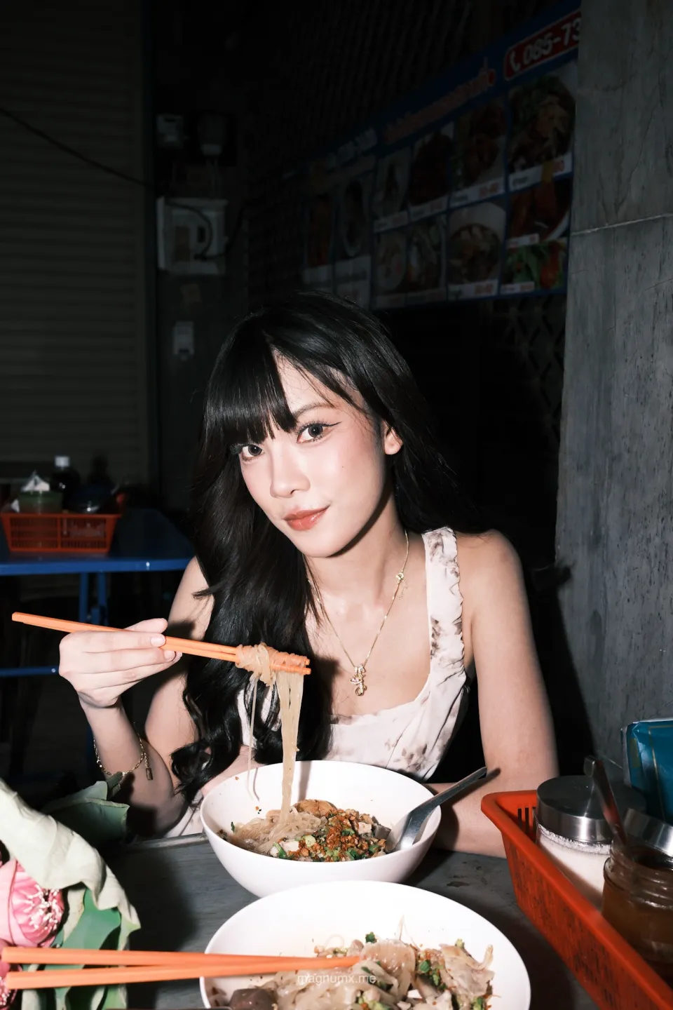 ถ่ายรูปโทนแฟลชในสไตล์ภาพฟิล์มที่ห้าแยกน้ำพุ อุดรธานี