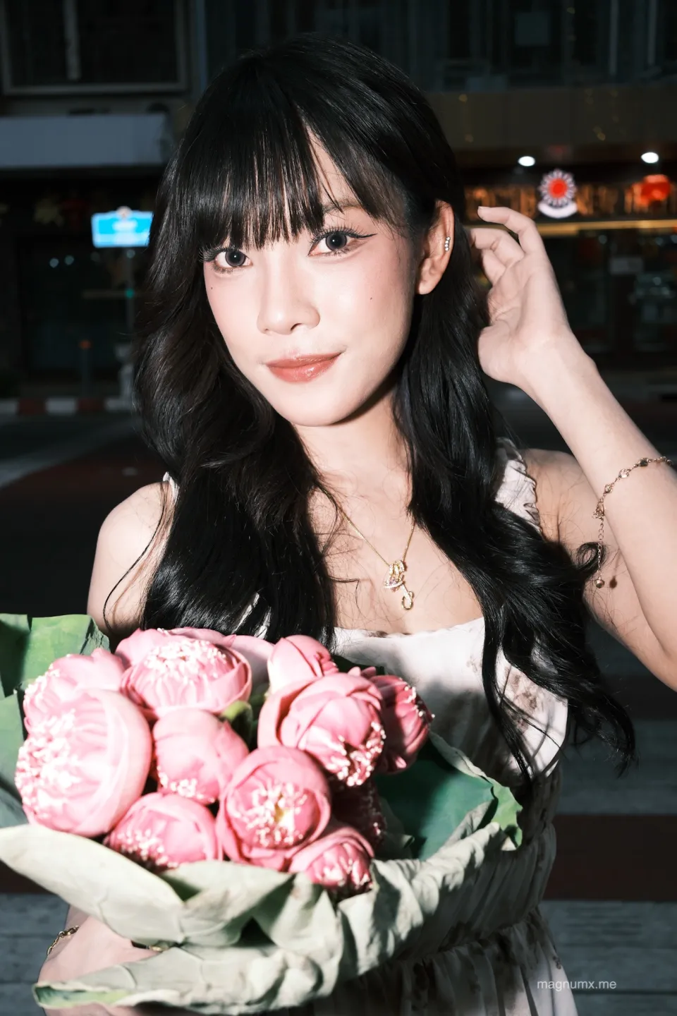 ถ่ายรูปโทนแฟลชในสไตล์ภาพฟิล์มที่ห้าแยกน้ำพุ อุดรธานี